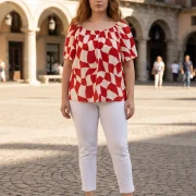 Σατέν Off‑Shoulder Μπλουζάκι με Κόκκινο‑Λευκό Print – Plus Size Καλοκαιρινή Κομψότητα