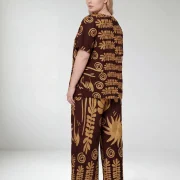 Καφέ παντελόνι με χρυσό botanical print και άνετη plus size εφαρμογή. Ιδανικό για total look με την ασορτί μπλούζα.