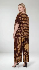Καφέ παντελόνι με χρυσό botanical print και άνετη plus size εφαρμογή. Ιδανικό για total look με την ασορτί μπλούζα.