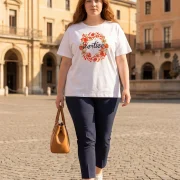 Premium cotton μπλούζα Vértice με floral logo σε λευκό & μαύρο. Κομψή, άνετη και ιδανική για chic, casual και city εμφανίσεις.