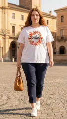 Premium cotton μπλούζα Vértice με floral logo σε λευκό & μαύρο. Κομψή, άνετη και ιδανική για chic, casual και city εμφανίσεις.