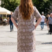 Ταμπά Φόρεμα με Κεντητό Floral Μοτίβο – Plus Size Καλοκαιρινή Κομψότητα