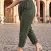Plus Size Παντελόνια Γυναικεία – Λαδί Παντελόνι με Άνετη Γραμμή & Τσέπες