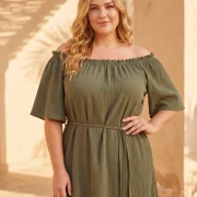 Αέρινα Φορέματα Plus Size – Χακί Off‑Shoulder Φόρεμα με Ζώνη & Δροσερή Γραμμή