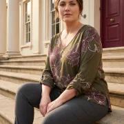 Elegant μπλούζα με floral μοτίβο και άνετη plus size εφαρμογή. Κομψή, ζεστή και ιδανική για χειμερινές εμφανίσεις.