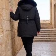 Μπουφάν μεγάλα μεγέθη με κουκούλα και γούνα.